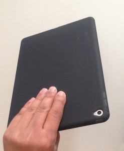 30_ipad_air2_elecom_silicon_case_hand_top.jpg