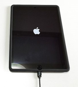 01_anker_astro_e4_charging-_ipadair.jpg