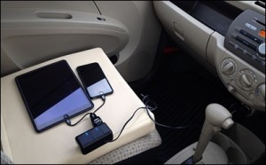 anker-dual-port-car-charger-w-charge-stand-07_thumb.jpg