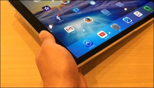 17-ipad-pro12.9-clean-case-hand-feel_thumb.jpg