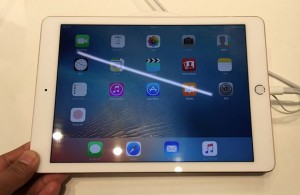 1_ipad_pro_9_7_hand_thumb.jpg