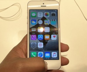 1_iphone_se_tate_hand.jpg