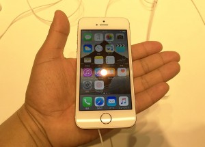 2_iphone_se_hand_open.jpg