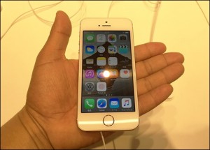 2_iphone_se_hand_open_thumb.jpg