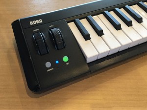 4-ipad-korg-microkey-air-midi-keybord-side.jpg