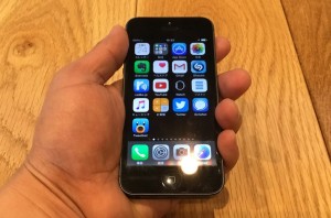 4-iphone5-hand.jpg