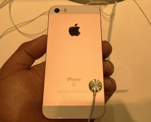 4_iphone_se_bk_camera.jpg