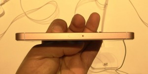 5_iphone_se_sim_slot.jpg