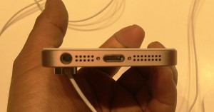 7_iphone_se_speaker_earphone_jack.jpg