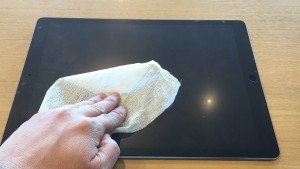 8-ipad-pro-12-9-glass-film-wet-tissue-cleaning.jpg