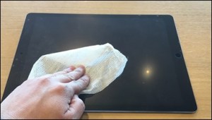 8-ipad-pro-12-9-glass-film-wet-tissue-cleaning_thumb.jpg