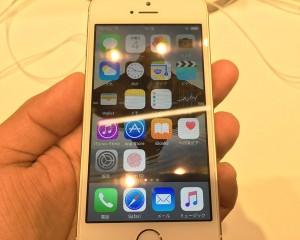 8_iphone_se_hand_zoom.jpg