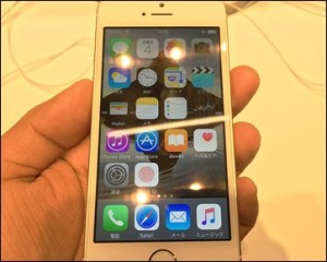 8_iphone_se_hand_zoom_thumb.jpg
