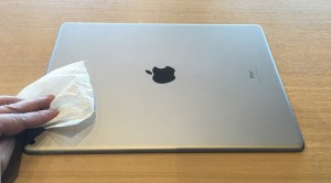 9-ipad-pro-12-9-glass-film-wet-tissue-cleaning-backpanel.jpg