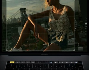 25-macbookpro-touchbar-rotate_thumb.jpg