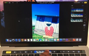 45-macbookpro-touchbar-photo-color.jpg