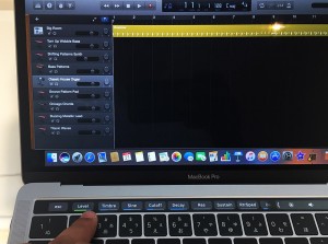 81-macbookpro-touchbar-garageband-volume.jpg