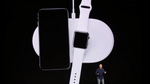168-iphonex-wireless-pad-on-iphone-applewatch.jpg